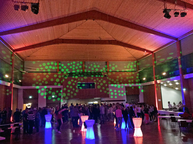 Auch für abendliche Partys wird das Bürgerhaus als Veranstaltungsort genutzt. Hier ein Event der Volksbank Wickede (Ruhr)  ARCHIVFOTO: ANDREAS DUNKER