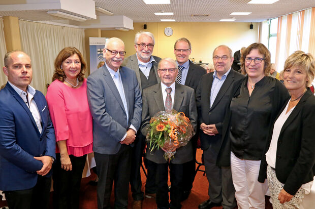 Aktuelle und ehemalige Mitarbeiter der Volkshochschule Werl, Wickede (Ruhr) und Ense (von links): Marco Schlicht, Sylvia Neuhaus, Dr. Werner Pfeiffer, Josef Kever, VHS-Veteran Herbert Hengst, Bürgermeister Dr. Martin Michalzik, Wolfgang Klesse, Svenja Seep und Heidi Bertels FOTO: ANDREAS DUNKER