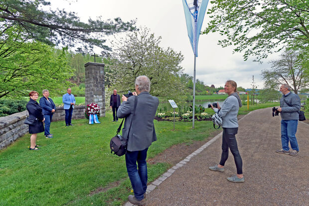 Auf Grund der Corona-Virus-Pandemie und der damit verbundenen Einschränkung von Versammlungen standen den nur fünf offiziellen Vertretern der Gemeinde vier Fotografen/Filmer gegenüber. FOTO: ANDREAS DUNKER