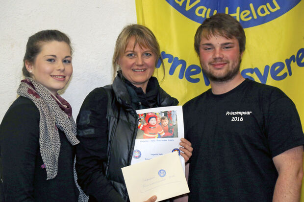 Andrea Schulte (Mitte) wurde vom noch amtierenden Karnevalsprinzenpaar Sarah Melina Gebhardt (links) und Dennis Kampmann (rechts) als Siegerin beim örtlichen Fotowettbewerb 2016 des Wickeder Karnevalsvereins „WiKaVau Helau“ mit einer Urkunde und einem Gutschein ausgezeichnet. FOTO: ANDREAS DUNKER