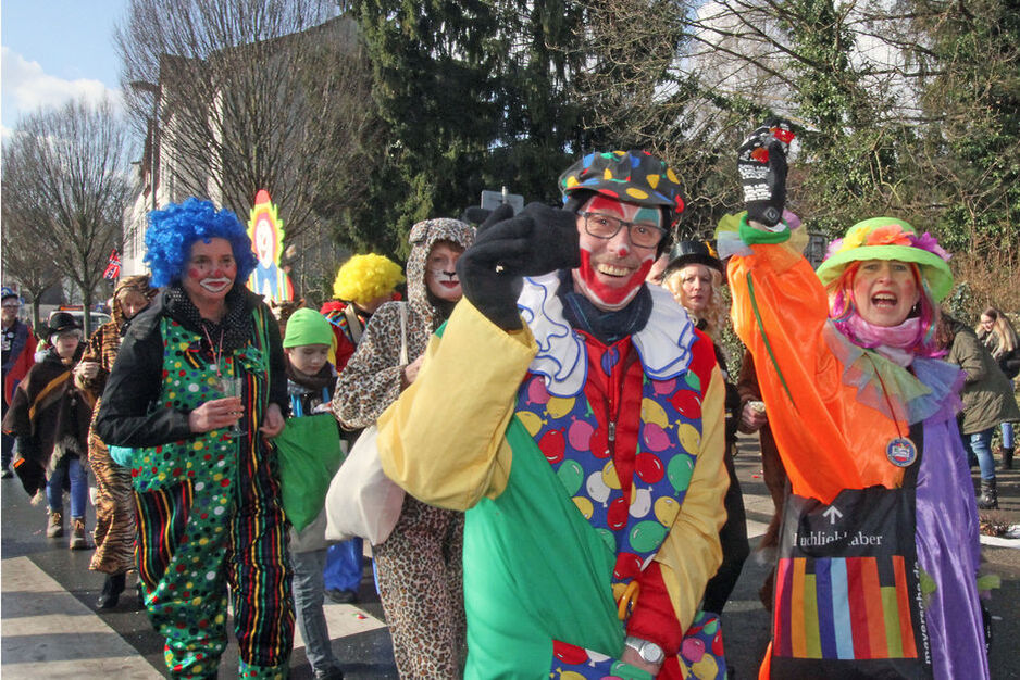 Rosenmontagsumzug des Wickeder Karnevalsvereins „WiKaVau“ auf der Bahnhofstraße ARCHIVFOTO: ANDREAS DUNKER