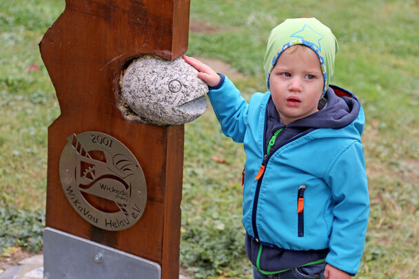 Das neue Kunstwerk ist nicht nur optisch sondern auch haptisch interessant. FOTO: ANDREAS DUNKER