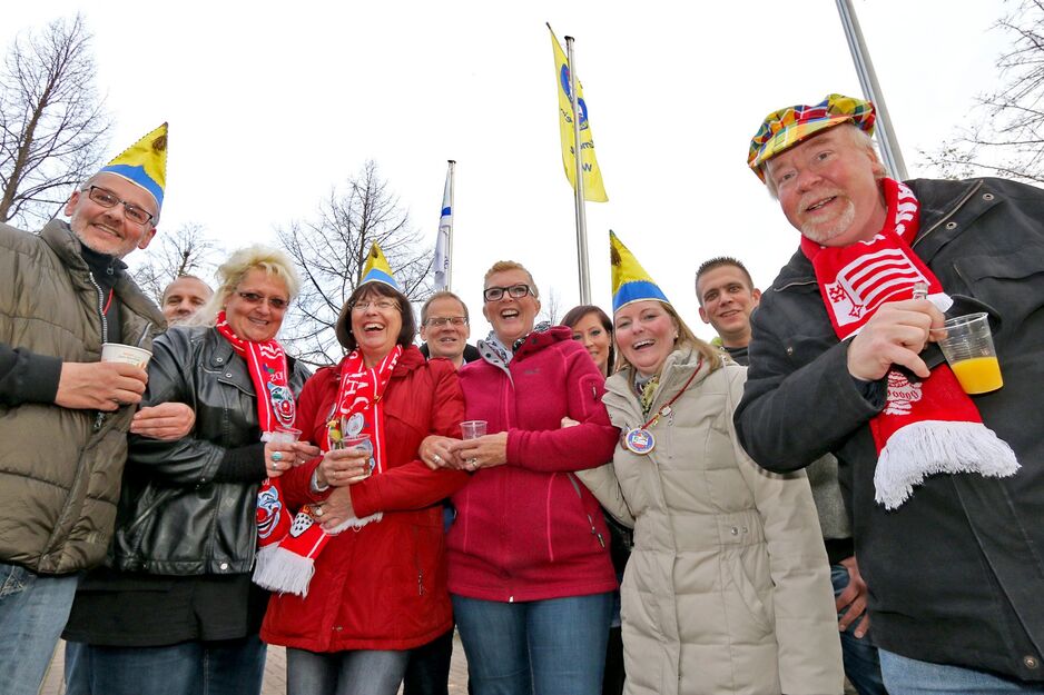 Fahne-Hissen des Wickeder Karnevalsvereins „WiKaVau“ am 11.11. um 11.11 Uhr auf dem Marktplatz in Wickede (von links): Alfred Grote, Marco Sporenberg, Linda Kalde, Marion Uhde-Koch, Bürgermeister Dr. Martin Michalzik (CDU), Heike Severin, Daniela Kalde, Jennifer Sporenberg, Christian Kleeschulte und Dr. Uwe Stücker ARCHIVFOTO: ANDREAS DUNKER