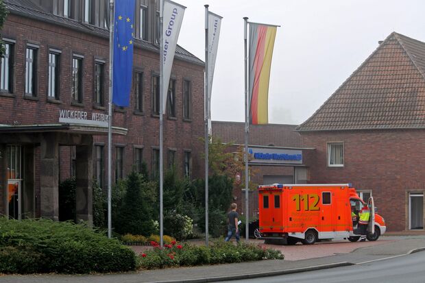 Rettungswagen vor "Wickeder Westfalenstahl" ARCHIVFOTO: ANDREAS DUNKER