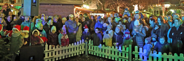 Publikum beim Wickeder Weihnachtsmarkt FOTO: ANDREAS DUNKER
