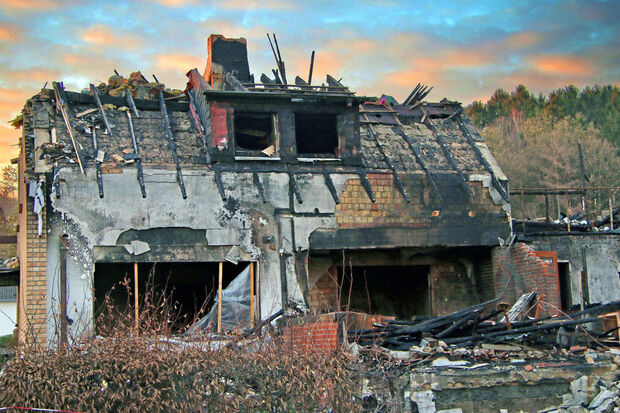 Ein Bagger soll die Brandruine Boss in der nächsten Woche abreißen. ARCHIVFOTO: CARINA WESTERWELLE