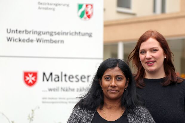 Die Sozialarbeiterin Vithy Rajakulasingam löst Clara Hüttenbrink als "Ehrenamtskoordinatorin" der ZUE in Wimbern ab. FOTO: ANDREAS DUNKER