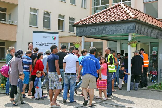 Flüchtlinge vor der Unterbringungseinrichtung in Wimbern ARCHIVFOTO: ANDREAS DUNKER