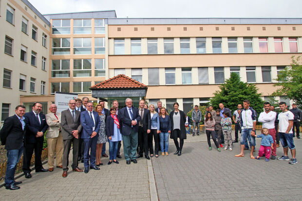 Gruppenbild mit Großmeister – Flüchtlinge schauen den Fotografen neugierig bei ihrer Arbeit zu. Von Angst und Traumatisierung ist bei dieser Gruppe nichts zu bemerken. FOTO: ANDREAS DUNKER