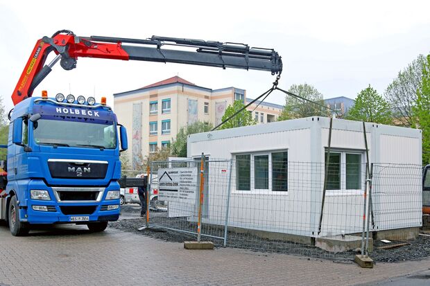 Aufstellung der Container an der Massenunterkunft für Flüchtlinge in Wimbern FOTO: ANDREAS DUNKER