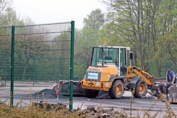 Der neue Zaun am alten Krankenhaus FOTO: ANDREAS DUNKER