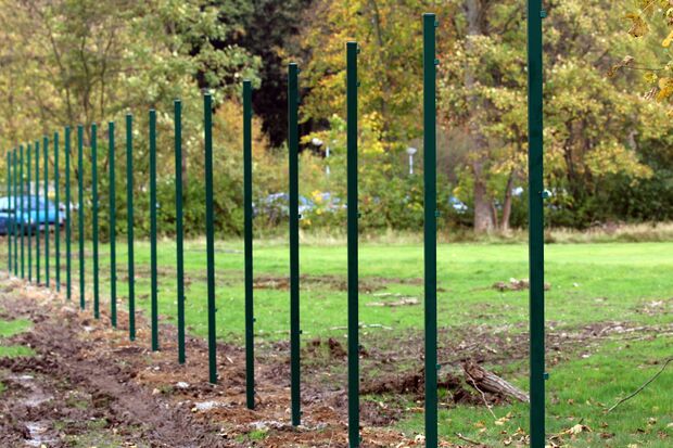 Zaunpfähle für die ZUE – Zentrale Unterbringungseinrichtung („Notunterkunft“) in Wimbern FOTO: ANDREAS DUNKER 