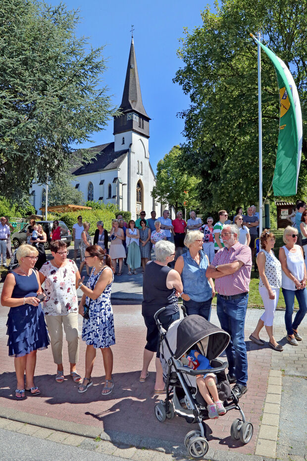 Einige Zuschauer verfolgten den Vorbeimarsch des Festzuges am Samstagnachmittag am Dorfplatz an der Weststraße in Echthausen. FOTO: ANDREAS DUNKER