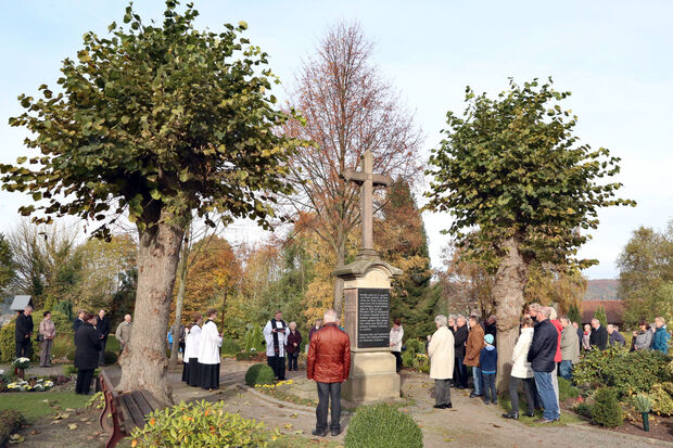 Andacht vor dem Steinkreuz an der Priestergruft vor der Gräbersegnung auf dem Kommunalfriedhof in Echthausen FOTO: ANDREAS DUNKER