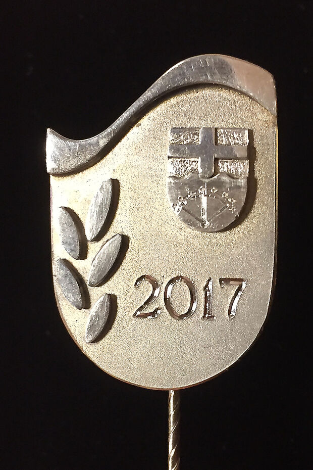 Der Entwurf für eine neue Ehrennadel als sichtbare und bleibende Auszeichnung bei der Sportlerehrung der Gemeinde Wickede (Ruhr) stammt von Goldschmiedin Sabine Schulte-Klopotowski aus Wimbern REPRO: ANDREAS DUNKER