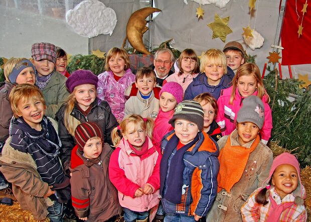 Eine andere Weihnachtsgeschichte: Bürgermeister Hermann Arndt (CDU) während seiner Amtszeit zusammen mit Kindern auf dem Wickeder Weihnachtsmarkt ARCHIVFOTO: ANDREAS DUNKER