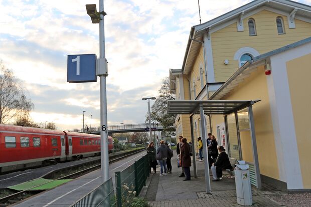 Den alten Bahnsteig mit Wartezone am alten Bahnhof wird es so zukünftig nicht mehr geben. FOTO: ANDREAS DUNKER