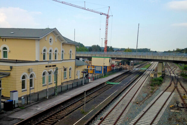 Weit entfernt vom alten Bahnhofsgebäude: der neue Bahnsteig liegt östlich der Autoüberführung. FOTO: ANDREAS DUNKER