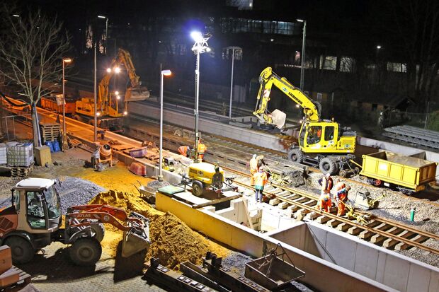 Arbeiten  am Bahngleis über der neuen Unterführung zum Bahnsteig an Gleis 2. FOTO: ANDREAS DUNKER