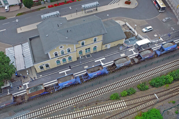 Bauzug mit Waggons mit Gleisschotter vor dem Bahnhof Wickede (Ruhr) LUFTAUFNAHME: ANDREAS DUNKER / WWW.NRW-IMAGE.DE