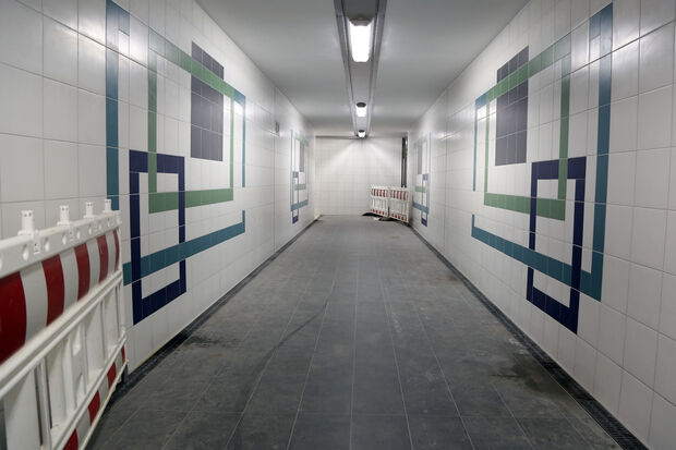Der neue Tunnel unter den Bahngleisen – die einzige Verbindung zwischen den Bahnsteigen an den Gleisen 1 (Richtung Fröndenberg) und 2 (Richtung Neheim) FOTO: ANDREAS DUNKER