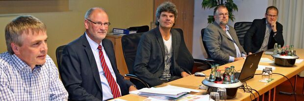 Die Gemeinde-Vertreter: Ludger Böhmer, Markus Kleindopp (Fachbereichsleiter Planen, Bauen und Umwelt), Donald Welling von dem gleichnamigen externen Ingenieur-Büro, Christian Drees und Bürgermeister Dr. Martin Michalzik (CDU) (von links) FOTO: ANDREAS DUNKER