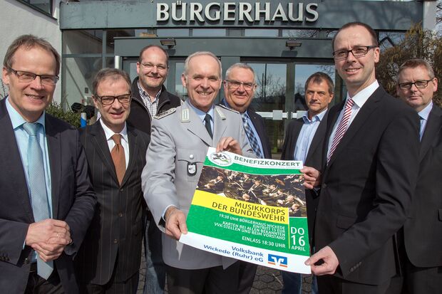 Schirmherr Bürgermeister Dr. Martin Michalzik, Volksbank-Direktor Jochen Bauerdick und Oberstabsfeldwebel Gerd Außem (vorne von links) mit Andreas Wette, Hubert Koerdt, Heinz-Jürgen Schulze-Geiping, Thomas Gehrke und Martin Bertram vom geschäftsführenden Vorstand der St.-Johannes-Schützenbruderschaft Wickede – Wiehagen. FOTO: PR