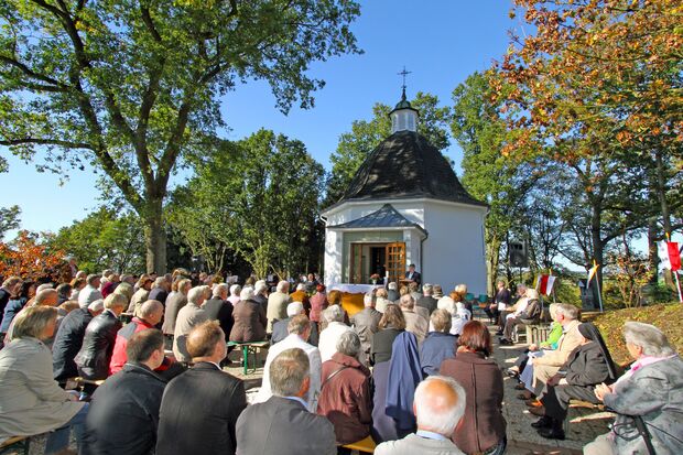 Rede von Alphons Hollmann, Vorsitzender des Vereins Dorf Wiehagen, nach dem Gottesdienst am Sonntag an der Bergkapelle FOTO: ANDREAS DUNKER