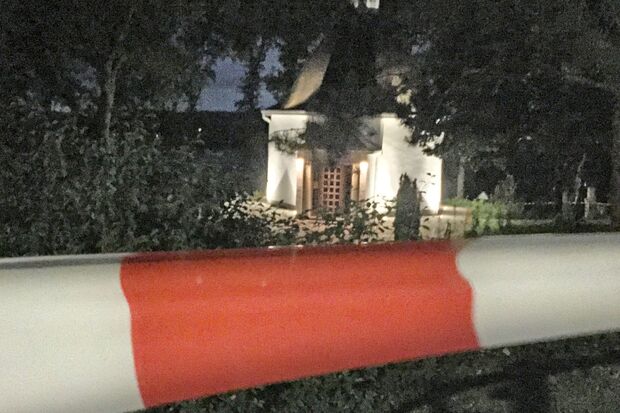 Die Feuerwehr sperrte den Bereich um die Bergkapelle in Wiehagen mit Flatterband ab. FOTO: ANDREAS DUNKER