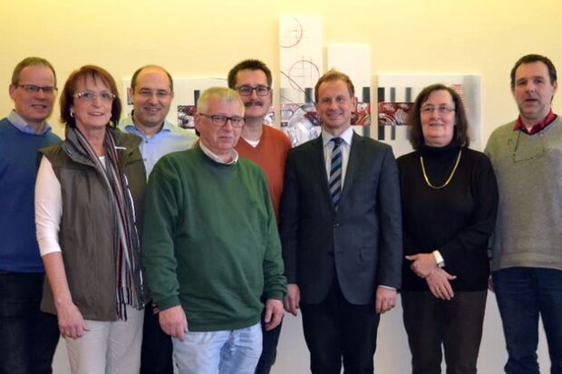 Bürgermeister Dr. Martin Michalzik zusammen mit der BG-Mitgliedern Ilse Prünte, Thomas Schäfer, Cajus Crachus Steffen, Uwe Eder sowie Kämmerer Christian Wiese von der Gemeindeverwaltung und Mechthild Frankenberg nebst Andreas Pietsch (von links) FOTO: BG WICKEDE