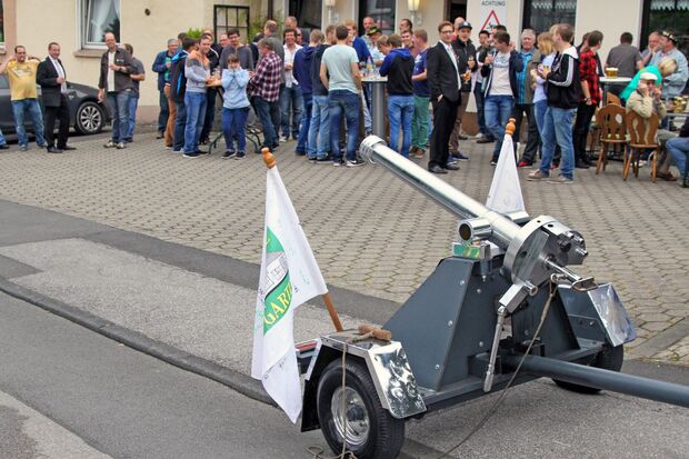 Böller-Kanone am Schützenfest-Montag vor der Gaststätte Garte in Wickede FOTO: ANDREAS DUNKER