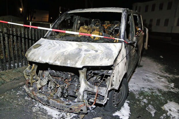 Der abgebrannte Kleinbus FOTO: ANDREAS DUNKER