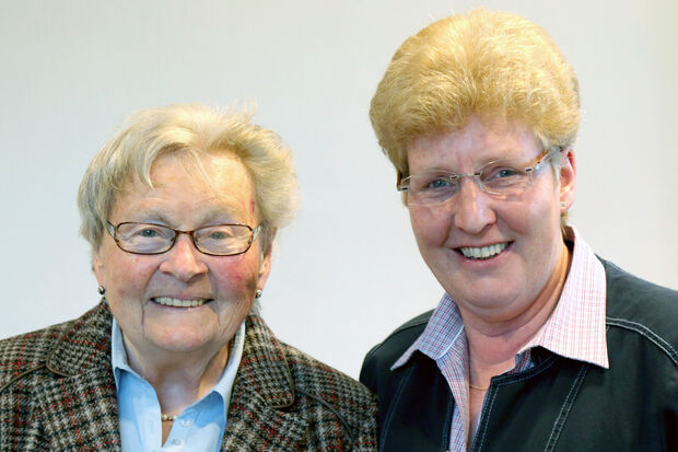 Klementine Brinkmann mit Nachfolgerin Barbara Wacker-Oelmann