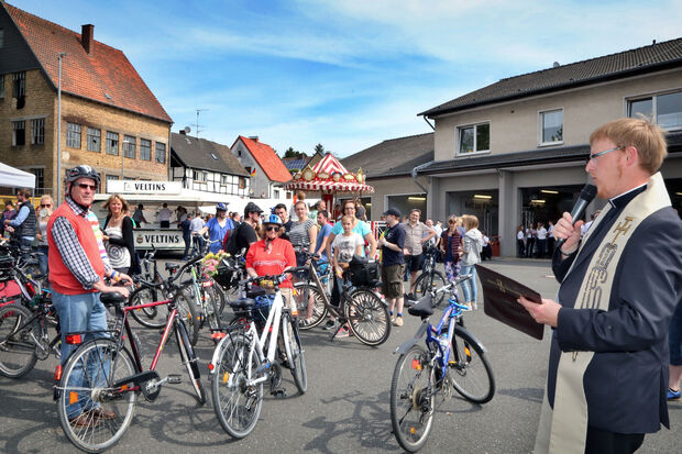 Fahrrad-Segnung durch Vikar Alexander Plümpe vor dem Start der CDU-Radtour FOTO: ANDREAS DUNKER