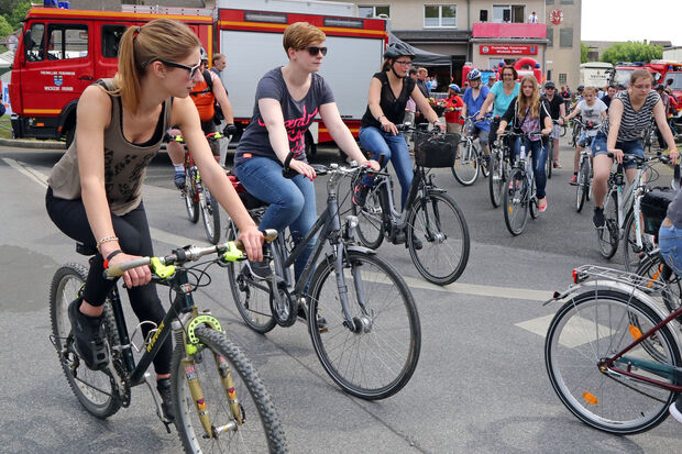 Start der CDU-Radtour vom Feuerwehr-Gerätehaus an der Oststraße in Wickede FOTO: ANDREAS DUNKER