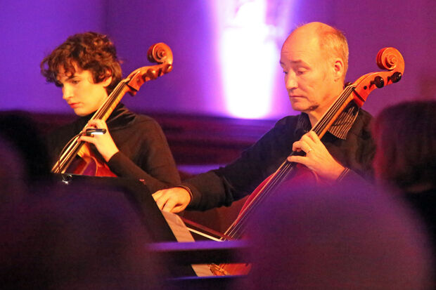 Der Cellist Thomas Büttner (rechts) ist vielen Musikinteressierten in der Region als Lehrer der Musikschule Werl, Wickede (Ruhr) und Ense bekannt. FOTO: ANDREAS DUNKER