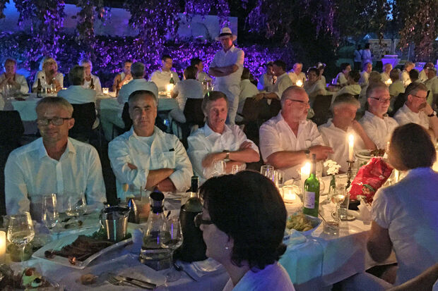 „Dîner en blanc“ – „Picknick in Weiß“ – im Bernhard-Bauer-Park in Wickede ARCHIVFOTO: ANDREAS DUNKER