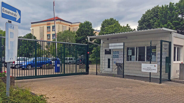 Scheinbar sollten die Bewohner der "Zentralen Unterbringungseinrichtung" (ZUE) für Flüchtlinge in Wimbern durch unwahre Tatsachenbehauptungen in ein negatives Licht gerückt werden. – Unsere Recherchen haben ergeben, dass an dem Gerücht nichts dran ist und es sich offenbar um Fakenews handelt, die nicht weiterverbreitet werden sollten. ARCHIVBILD: ANDREAS DUNKER