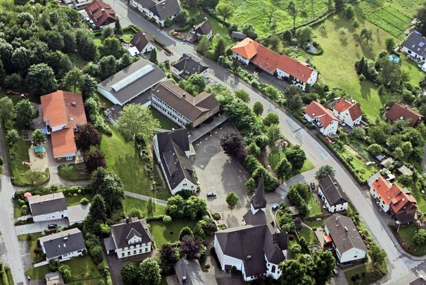 Westerheide-Schule mit Sporthalle an der Kirche in Echthausen LUFTBILD: ANDREAS DUNKER / nrw-image.de