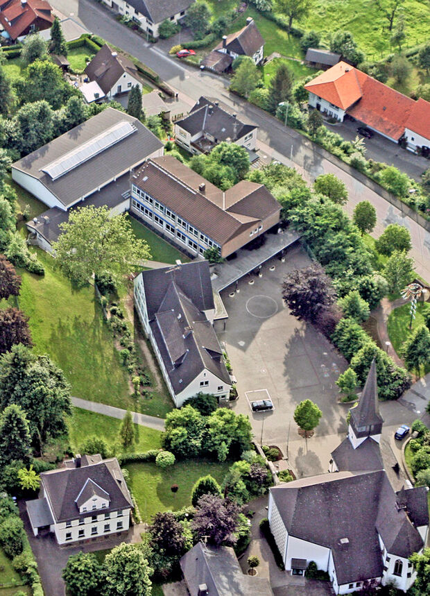 Der Altbau (Bildmitte) der ehemaligen Westerheide-Schule in Echthausen ARCHIVFOTO: ANDREAS DUNKER