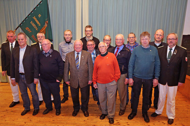 Jubilarehrung 2016 (von links): Vereinsvorsitzender Hubert Linhoff, Schützenkönig Franz Korte sowie Brudermeister Gerhard Schulte und die Geerhrten: Udo Ramb (Barge), Heinrich Schäfer jun. (Wiehagen), Alfons Hallermann (Voßwinkel), Klaus Albert (Wimbern), Georg Ptacek (Wickede), Dieter Feuerhack (Wimbern), Martin Kirch (Wimbern), Theodor Schulte (Menden), Reinhard Schilke (Wickede), Heiner Korte (Brockhausen) sowie Präses Thomas Metten und Zweiter Brudermeister Reinhold Kirch FOTO: ANDREAS DUNKER