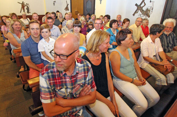 Der bisherige Konrektor der Engelhard-Grundschule, Markus Reim (vorne), nahm auch an den Einschulungsfeierlichkeiten teil – allerdings nur als Vater eines Erstklässlers. FOTO: ANDREAS DUNKER