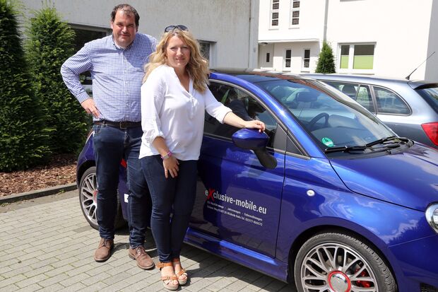 Die Eheleute Michael Ewers und Karolina Kowacz vor dem Autohandel "eXklusive-mobile.eu" am Grünen Weg in Wickede ARCHIVFOTO: ANDREAS DUNKER
