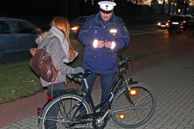 Polizeikontrolle in der Dämmerung FOTO: POLIZEI