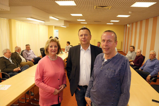 FDP-Ratsfrau Christa Lenz, NRW-Landtagsabgeordneter Christoph Rasche (FDP) und FDP-Ratsherr Andreas Teutenberg im Bürgerhaus in Wickede (von links) – Im Hintergrund: Freie Demokraten aus Ense, Hemer, Menden und Wickede FOTO: ANDREAS DUNKER