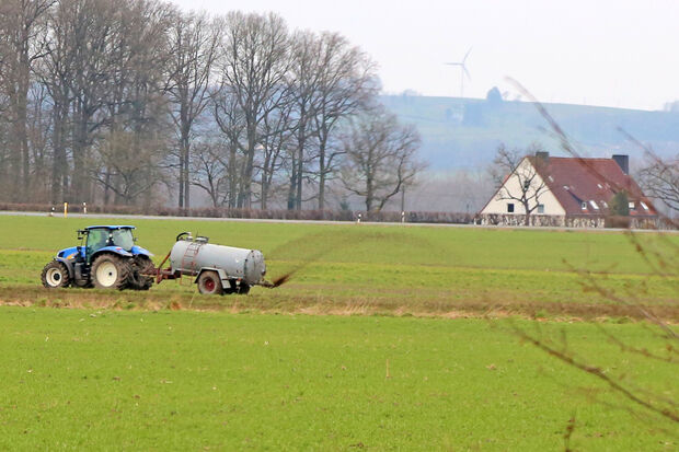 Gülle-Ausbringung auf einem Feld in Wimbern ARCHIVFOTO: ANDREAS DUNKER