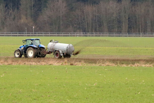 Gülle-Ausbringung auf einem Feld in Wimbern ARCHIVFOTO: ANDREAS DUNKER