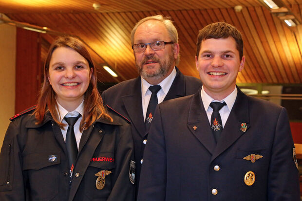 Feuerwehr-Leitung im Dorf Wimbern in Familienhand: Lisa Kirch hat die Leitung der Wimberner Jugendfeuerwehr übernommen. Ihr Bruder Julian Kirch (rechts) ist neuer Löschgruppenführer. Und Vater Reinhold Kirch (Mitte) bleibt stellvertretender Löschgruppenführer. FOTO: ANDREAS DUNKER