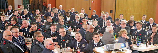 Aktive Einsatzkräfte, Ehrenmitglieder und Musiker sowie Vertreter von Rat und Verwaltung nahmen an der Jahresdienstbesprechung der Freiwilligen Feuerwehr im Bürgerhaus in Wickede teil. FOTO: ANDREAS DUNKER