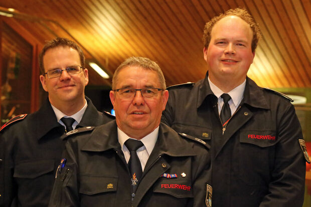 Die neue Leitung der Freiwilligen Feuerwehr der Gemeinde Wickede (Ruhr): Gemeindebrandinspektor Georg Ptacek mit seinen neuen Stellvertretern Sascha Seidel (links) und Marcel Horn aus Echthausen. – Offiziell müssen Seidel und Horn übrigens noch vom politischen Rat der Kommune in ihre Ämter berufen werden. FOTO: ANDREAS DUNKER